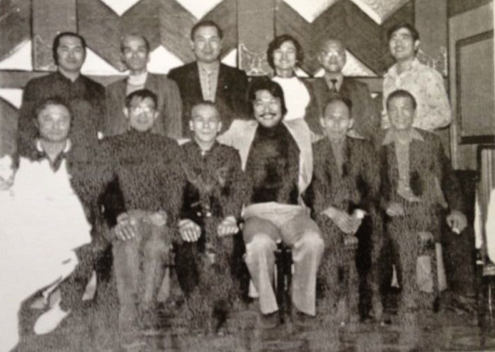 Reunión de antiguos alumnos de Yip Man, de los años 50 y 60. Sentados, de izquierda a derecha: Wong Shun Leung, Tsui Sheung Tin, Lok Yiu, VICTOR KAN, Law Ping y Yip Ching. De pie, el segundo por la izquierda: Chow Tze Chuen; con camisa blanca: Lau Hon Lam. Hong Kong (1976)
