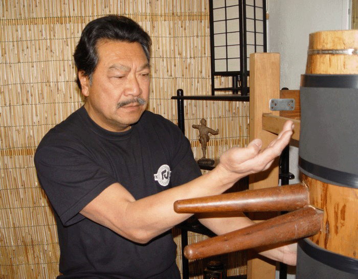 El Gran Maestro Victor Kan trabajando en el muñeco de madera